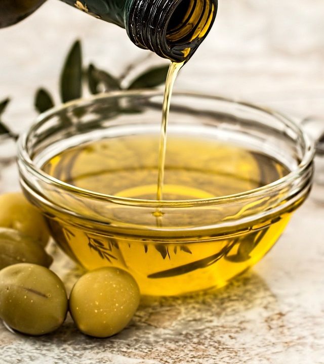 cuenco con aceite de oliva